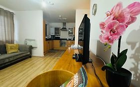 FABULOUS 2BED 2BATH Ground Floor SERVICED ACCOMMODATION Near CITY